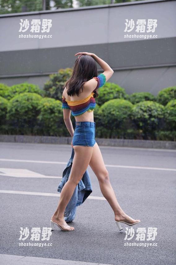 魔镜街拍-曼曼 魔镜街拍 - 曼曼的透明黑科技,分享原图后,小伙伴们的反应是:这是特效吗?