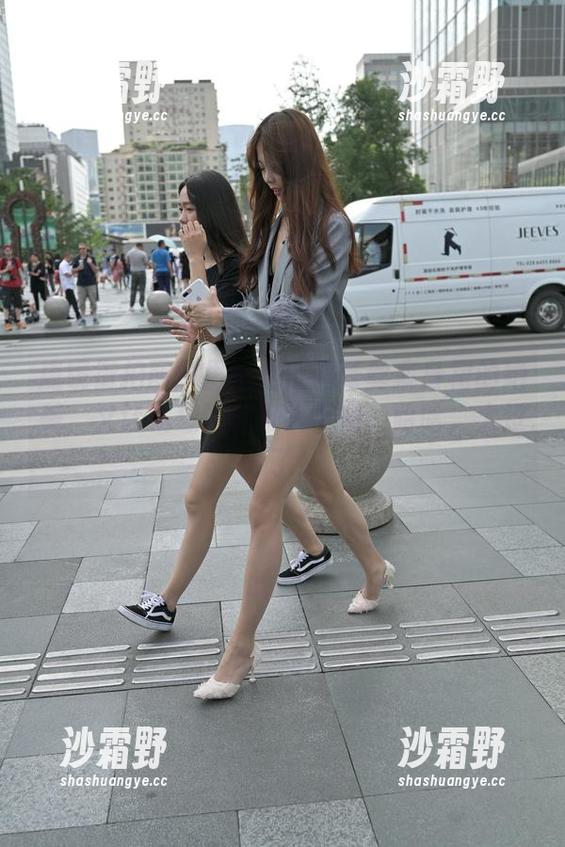 魔镜街拍图包里全是黑丝蕾丝紧身裙的绝美，又让我想试试懒人下载，哈哈，太过分了！