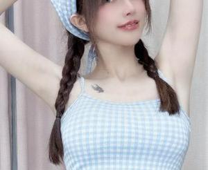 “鹿八岁baby”高空天台的高清图包，透过城巷的另一面